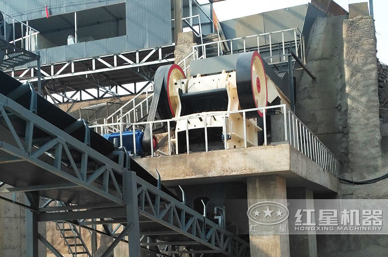 每小時產40t顎式粉石頭機工作現(xiàn)場