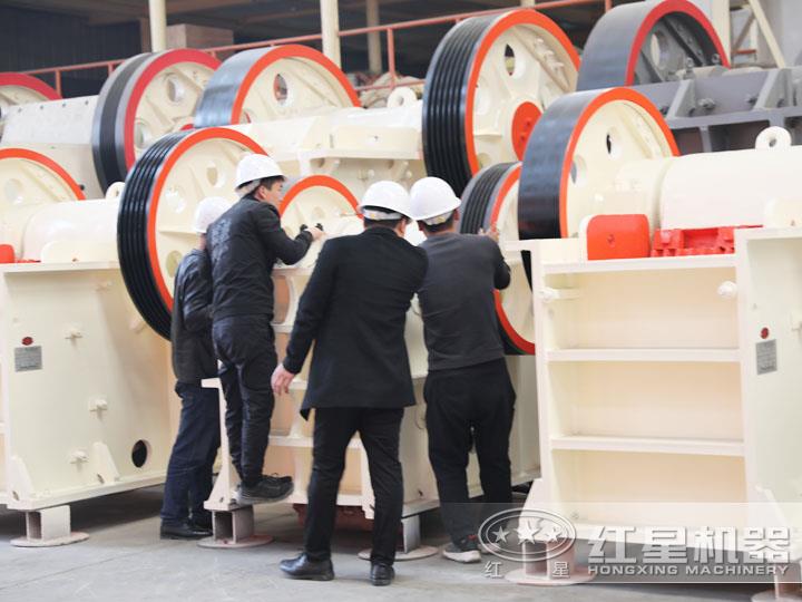 用戶到場參觀鄂式碎石頭機，查看細節(jié)